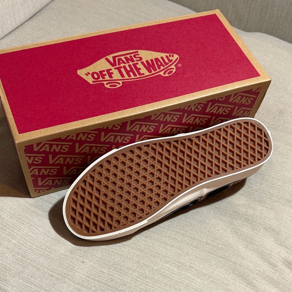 Vans Men's Black Sneakers with Multicolor Pattern - Picture 6 of 8